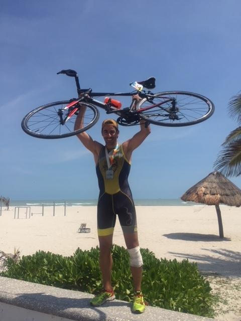 Integrante de black n orange con bicicleta en playa